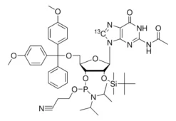 Фосфорамидит N-ацетил-5′-О-[бис(4-метоксифенил)фенилметил]-2′-О-[(1,1-диметилэтил)диметилсилил]гуанозин-8-¹³C