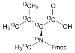 Фмок-N-Метил-¹³C-L-валин-¹³C₅,¹⁵N