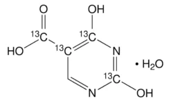 2,4-Дигидроксипиримидин-2,4,5-¹³C₃-5-карбоновая кислота-¹³C моногидрат